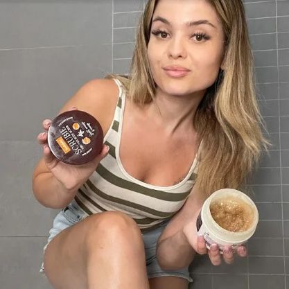 Kūno Šveitiklis prieš savaiminį įdegį su Ruduoju Cukrumi, Mangais ir Apelsinais SCRUBIE - Bodybite