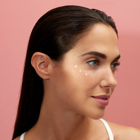 YODEYMA akių kontūras nuo raukšlių lengvai tepamas ant odos su dailiu moters veidu