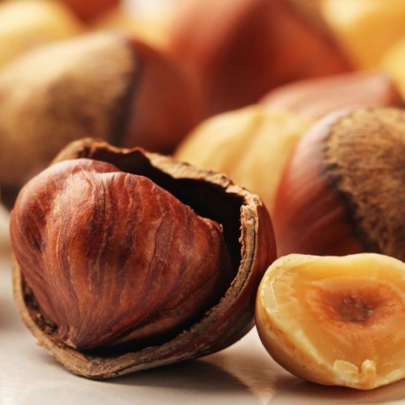 Natūralūs lazdyno riešutai, iliustruojantys YODEYMA Amira Kvepalai unikalias natūralių ingredientų natas