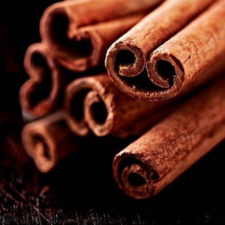 Cinnamon sticks pile, ideal for enhancing the scent of YODEYMA Complicidad kvepalai vyrams.