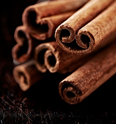 YODEYMA Junsui kvepalai su cinamonų lazdelėmis, suteikiančiomis šiltą aromatą