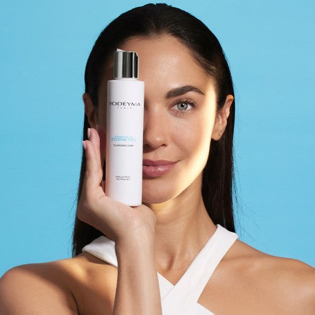 YODEYMA Micelinis Vanduo maitinančiam odos valymui su moterimi, laikanti produktą prie veido