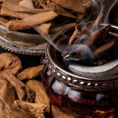 YODEYMA Oud Gem Kvepalai su dūmais ir oud medžio gabalėliais rudoje išdėstytoje kompozicijoje